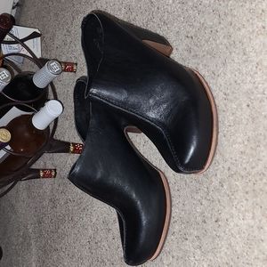 Leather mules/clogs